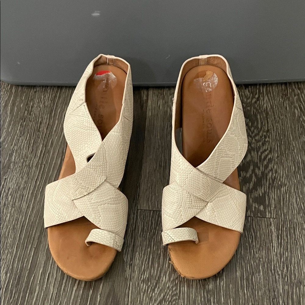Kenneth Cole Reaction Cream Sandals